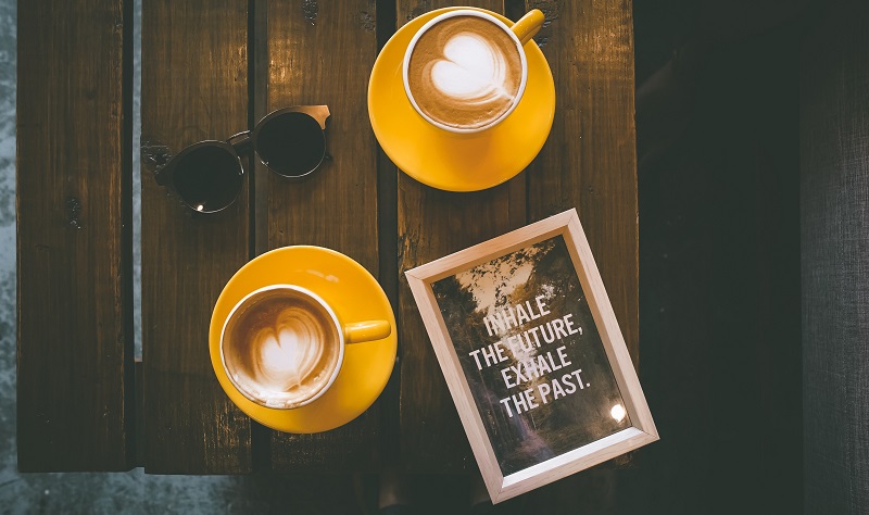 Twee koppen koffie op een tafel