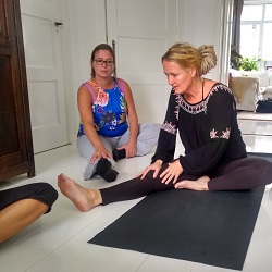 Handen die reiki geven op de rug van een ander persoon