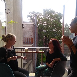 Vrouw die reiki instructies geeft