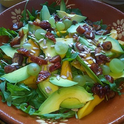 Handen geven reiki aan enkels van een ander persoon. Ander persoon ligt op een behandeltafel.