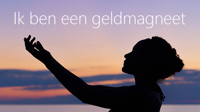 Vrouw aan zee. Titel 'Ik ben een geldmagneet'